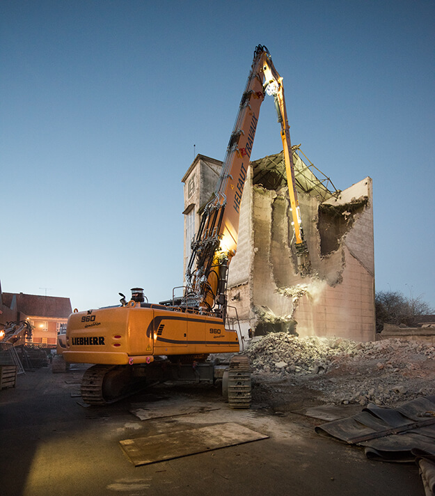 Location de pelle Liebherr R960 en bras court ou longue flèche 33 mètres, demandez votre devis de location de matériel avec chauffeur !