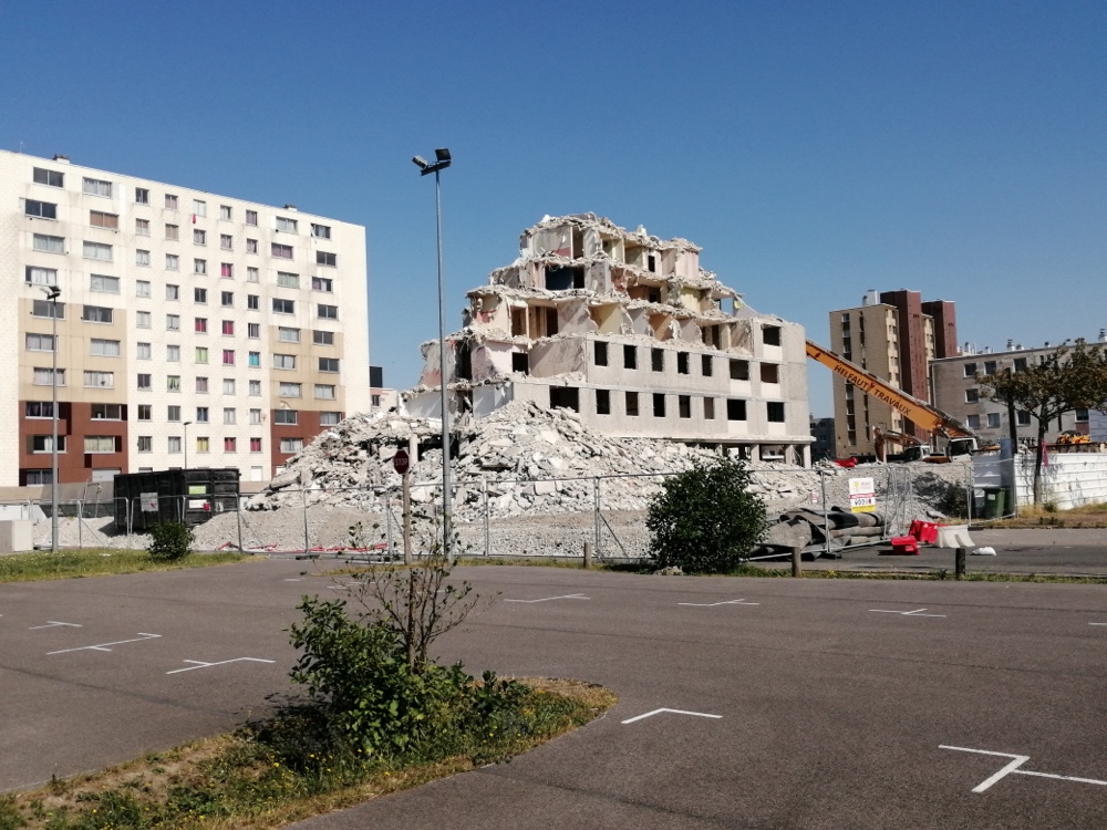 Helfaut Travaux, entreprise de démolition à Calais, exemple de la démolition de la Tour Cronie à Calais