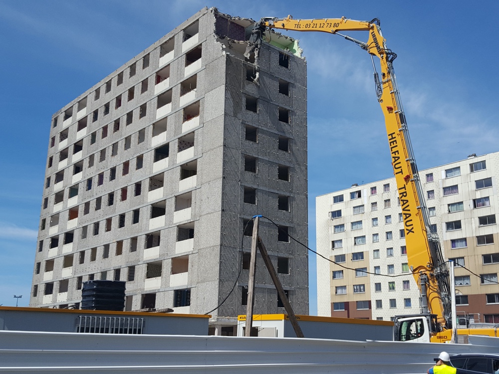 Helfaut Travaux, entreprise de démolition à Calais, exemple de la démolition de la Tour Cronie à Calais