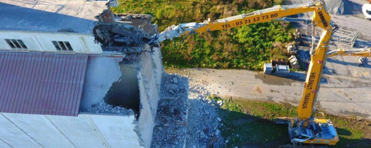 Démolition silos Unéal par l'entreprise de démolition Helfaut Travaux (pelle LIEBHERR) Nord Pas de calais