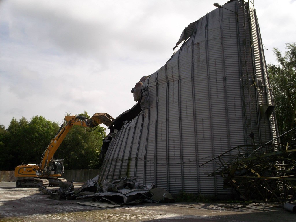 Démolition de silo à grains par l'entreprise Helfaut Travaux dans le Nord et le Pas de Calais