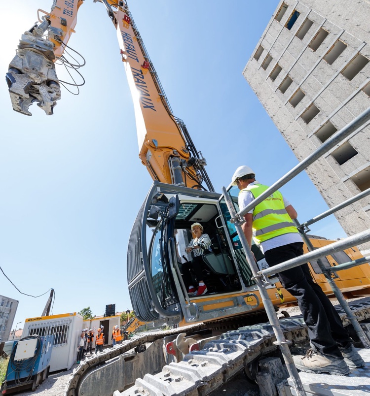 Découvrez l'équipe Helfaut Travaux, entreprise de démolition dans le Nord depuis 40 ans.