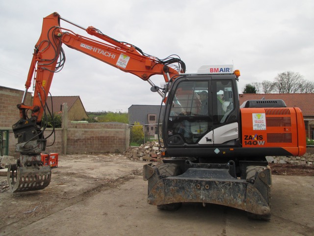 Location Mini-pelle Hitachi 140 avec chauffeur par Helfaut Travaux