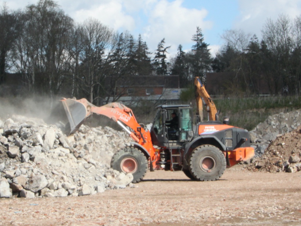 Location de matériels avec chauffeur chargeuse à pneus Hitachi chez Helfaut Travaux