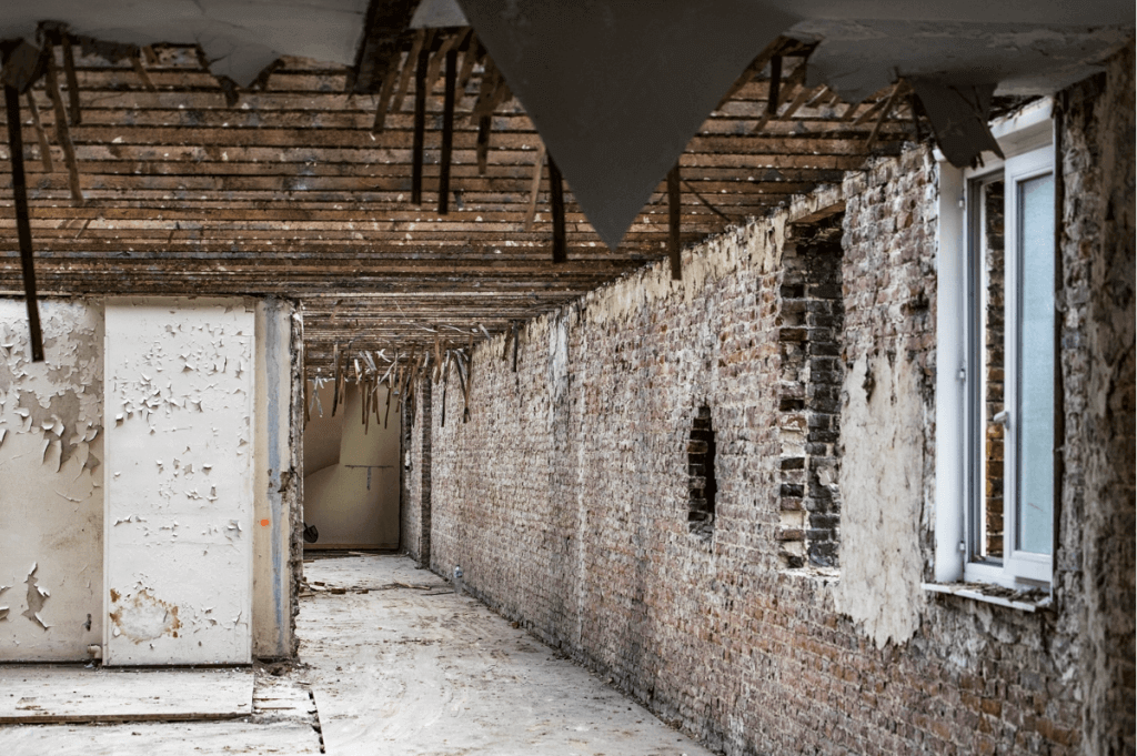 découvrez en image le chantier de curage et déconstruction (démolition) de l'ancien Carmel de Douai par l'entreprise de démolition Helfaut Travaux : curage, maintien de la structure, détuilage, récupération des déchets pour réemploi, récupération des ouvrages d'art...