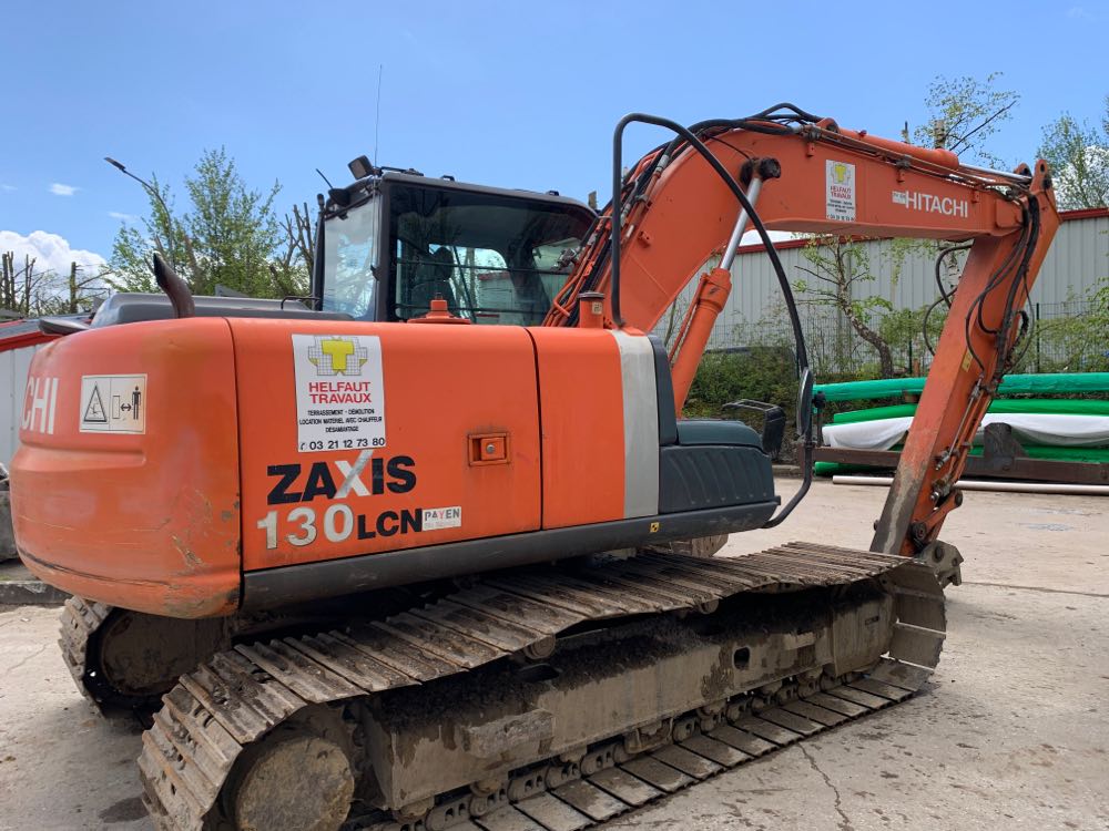 Louez votre matériel avec chauffeur avec helfaut Travaux, Pelle à chenilles 14 tonnes Hitachi