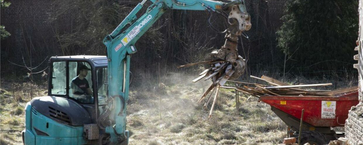 Découvrez la valorisation de déchets de chantier in situ - tri à la pelle - par l'entreprise de déconstruction Helfaut Travaux