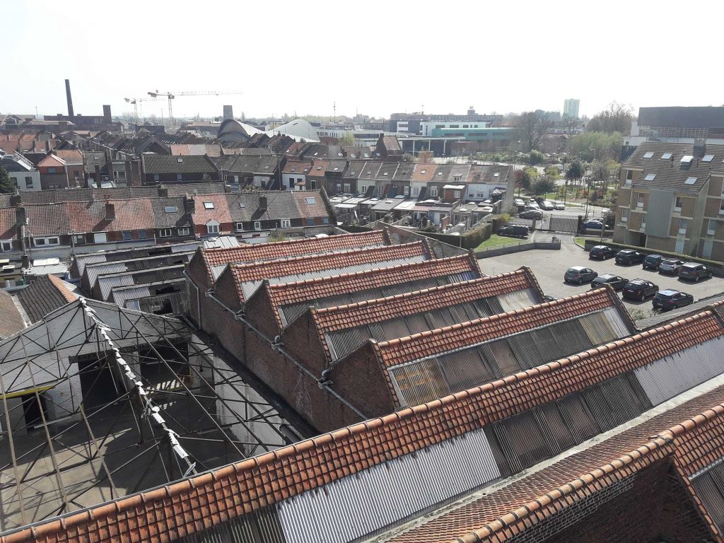 Chantier de démolition, désamiantage, curage, terrassement sur Tourcoing. Les terres et matériaux inertes ont été triés, concassés et recyclés in situ pour être réemployer directement sur le site.