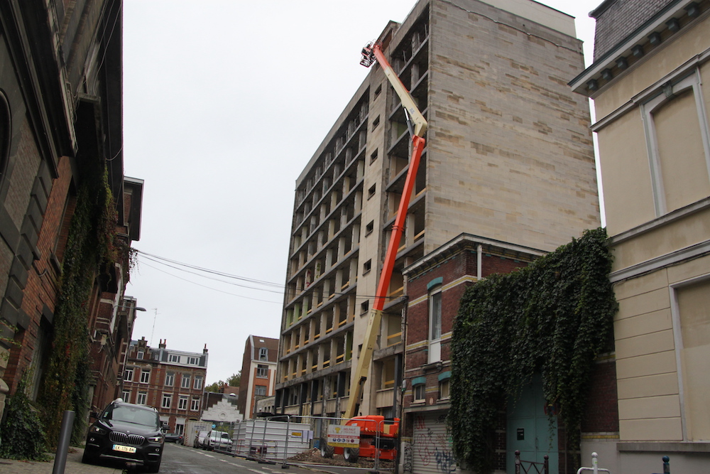 Vue extérieure du chantier de démolition de l'ancien bâtiment de l'Inspection Académique de Lille, quartier Jean Baptiste Lebas à Lille