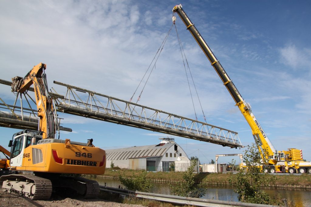 Démolition de passerelles à Pont d'Ardres par Helfaut Travaux, sur l'image la pelle Liebherr 946 est en action!