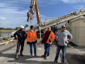 L'esprit d'équipe Helfaut Travaux sur le chantier de déconstruction des passerelles à Pont d'Ardres