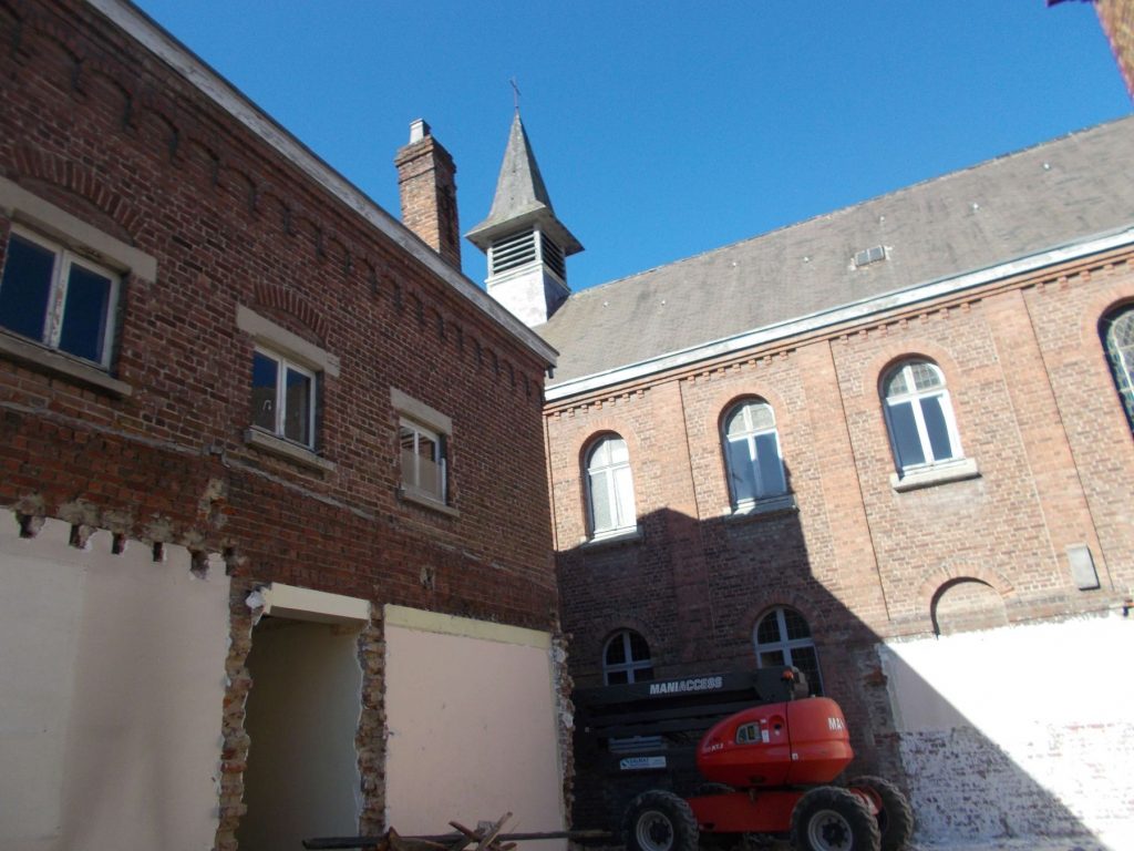 Déconstruction du monastère des clarisses à haubourdin : curage, désamiantage, démolition, gestion des déchets.