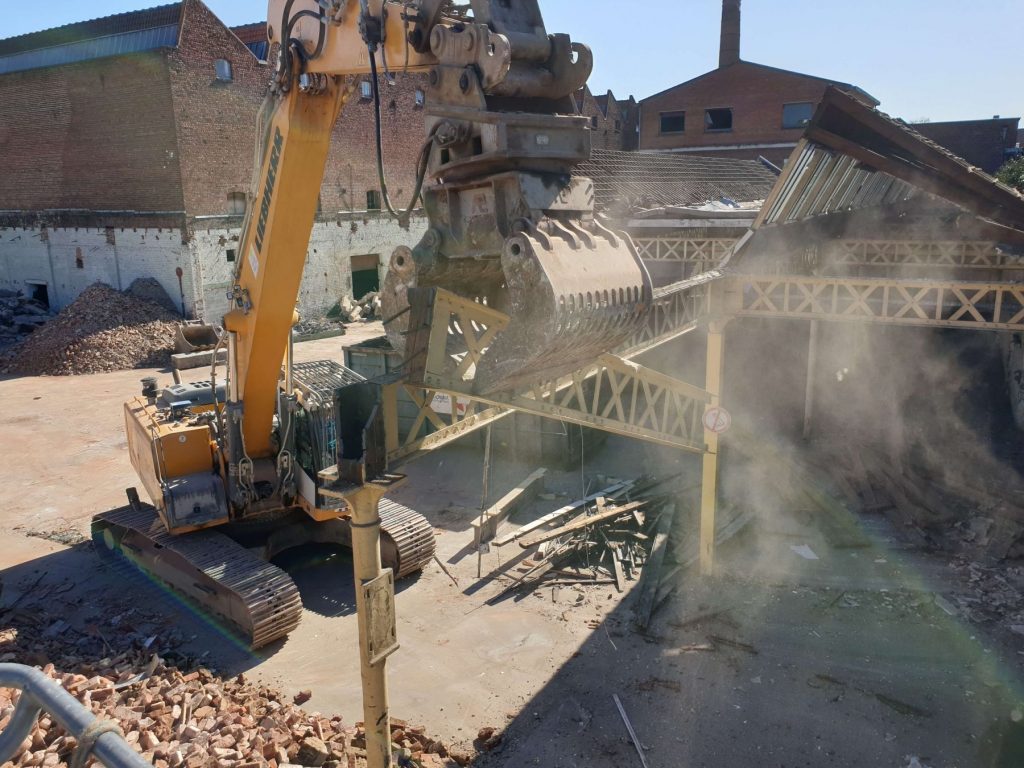 Démolition des bâtiments de l'entreprise TRP Charvet à Armentières par Helfaut Travaux