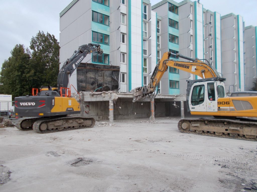 Protection des façades - Intervention d'Helfaut Travaux, entreprise de démolition des Hauts-de-France, dans le cadre de la démolition de parkings aérien et souterrain à Calais (résidence Mallet Stevens). La démolition intervient dans le cadre de la réhabilitation de la résidence gérée par Terre d'Opale Habitat.