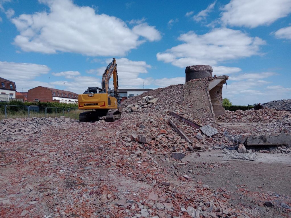 Helfaut Travaux est intervenu dans le démantèlement de l'usine Sion à Halluin : désamiantage, démantèlement, démolition, tri des déchets et valorisation.