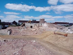 Helfaut Travaux est intervenu dans le démantèlement de l'usine Sion à Halluin : désamiantage, démantèlement, démolition, tri des déchets et valorisation.