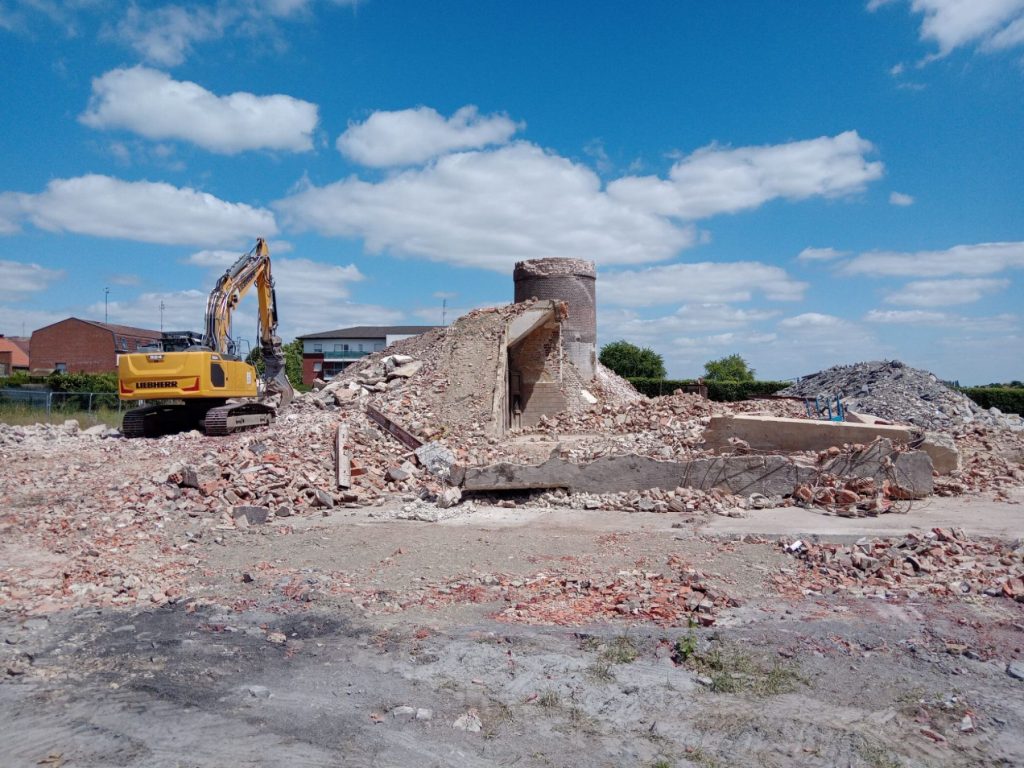 Helfaut Travaux est intervenu dans le démantèlement de l'usine Sion à Halluin : désamiantage, démantèlement, démolition, tri des déchets et valorisation.