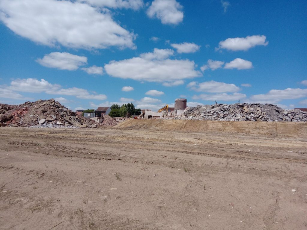 Helfaut Travaux est intervenu dans le démantèlement de l'usine Sion à Halluin : désamiantage, démantèlement, démolition, tri des déchets et valorisation.