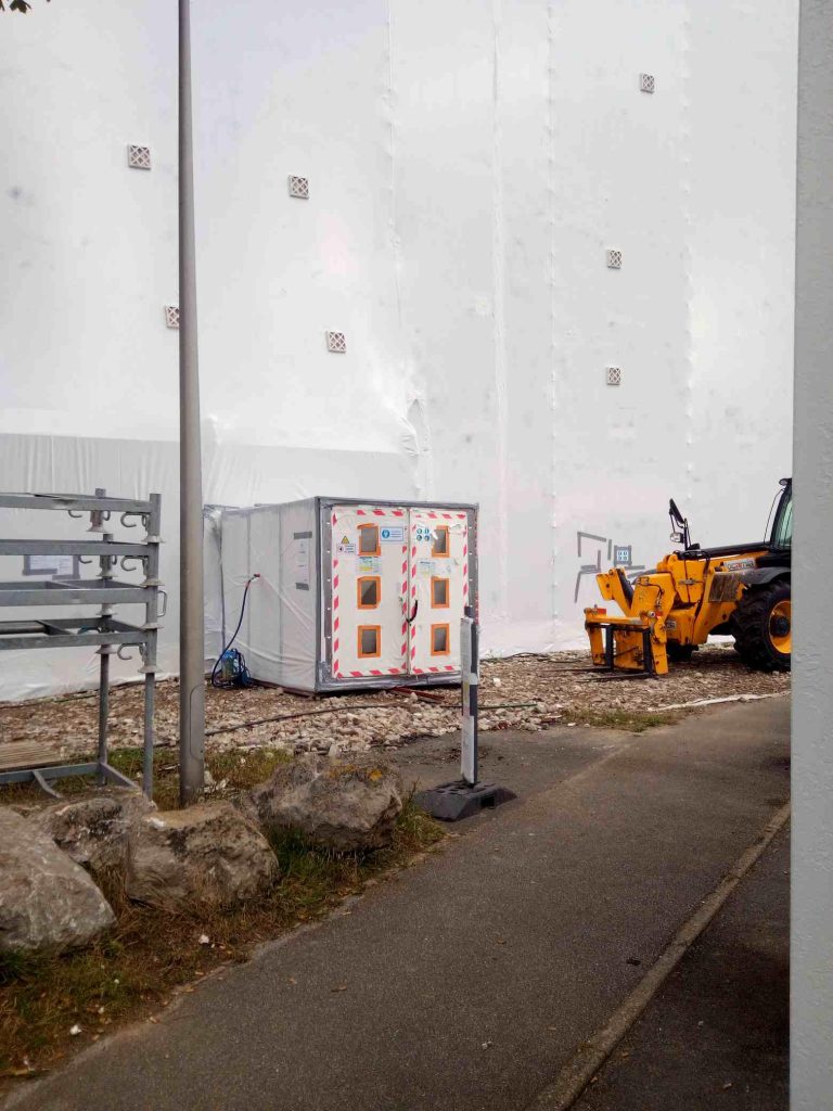 Découvrez en image la phase de désamiantage de la résidence Les Mouettes à berck-sur-Mer : ici pose de la thermo-bâche sur l'échafaudage pour confiner la zone de dépose des produits amiantés.