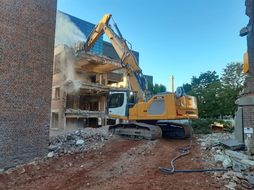 Curage et démolition des bâtiments de l'institut Pasteur à Lille - Démolition en centre-ville réalisée par l'entreprise de Démolition Helfaut Travaux