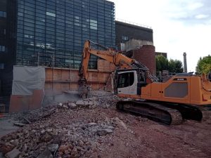 Curage et démolition des bâtiments de l'institut Pasteur à Lille - Démolition en centre-ville réalisée par l'entreprise de Démolition Helfaut Travaux