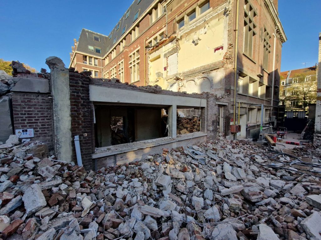 Curage et démolition des bâtiments de l'institut Pasteur à Lille - Démolition en centre-ville réalisée par l'entreprise de Démolition Helfaut Travaux