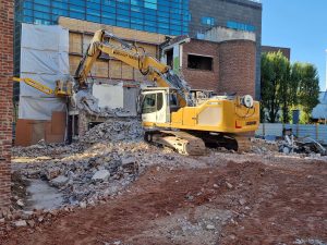 Curage et démolition des bâtiments de l'institut Pasteur à Lille - Démolition en centre-ville réalisée par l'entreprise de Démolition Helfaut Travaux