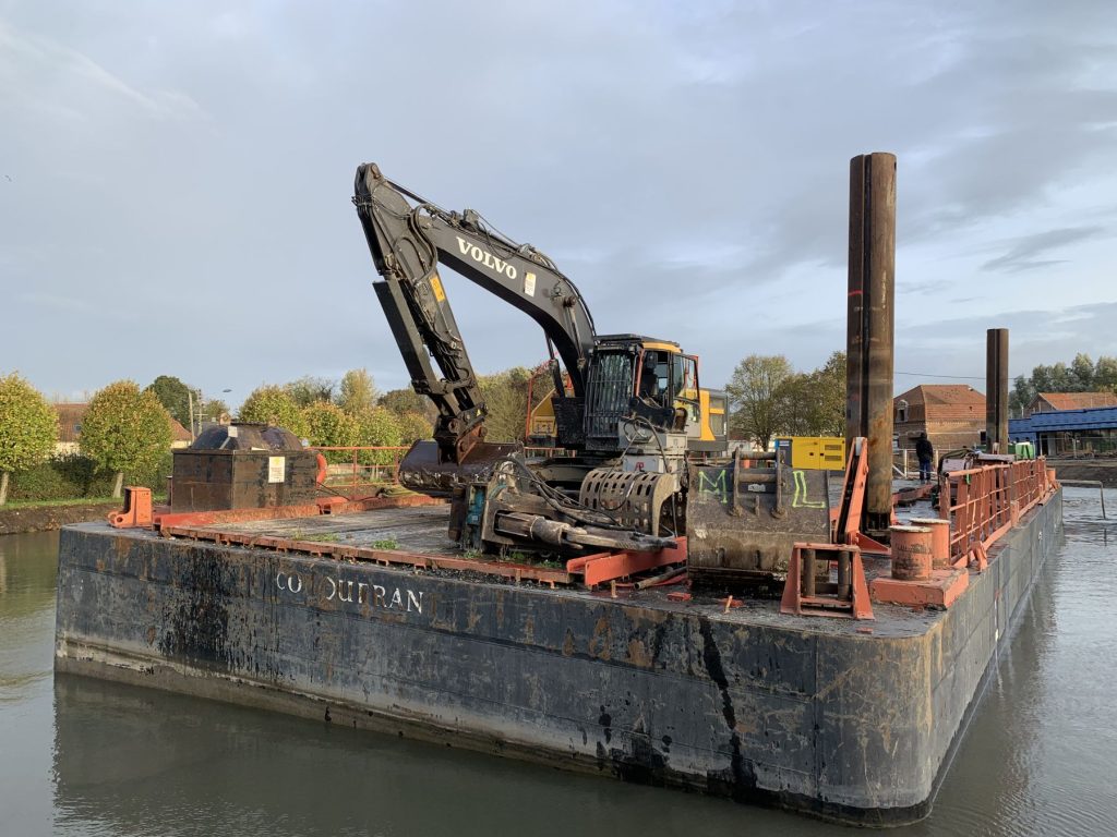 Déconstruction - démantèlement d'un pont à Aire sur la Lys dans le Nord. Les équipes de démolition d'Helfaut Travaux ont du intervenir depuis une barge afin de démanteler l'ensemble de l'édifice.