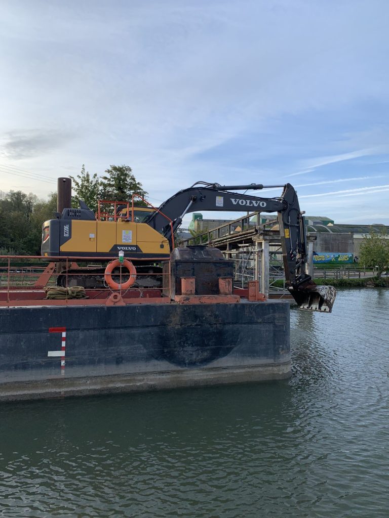 Déconstruction - démantèlement d'un pont à Aire sur la Lys dans le Nord. Les équipes de démolition d'Helfaut Travaux ont du intervenir depuis une barge afin de démanteler l'ensemble de l'édifice.