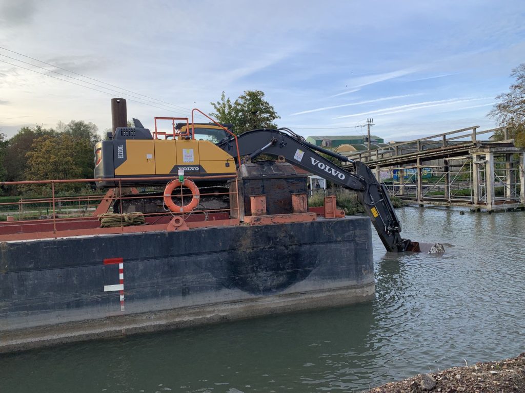 Déconstruction - démantèlement d'un pont à Aire sur la Lys dans le Nord. Les équipes de démolition d'Helfaut Travaux ont du intervenir depuis une barge afin de démanteler l'ensemble de l'édifice.