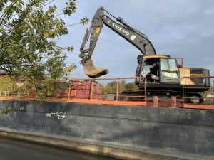 Déconstruction - démantèlement d'un pont à Aire sur la Lys dans le Nord. Les équipes de démolition d'Helfaut Travaux ont du intervenir depuis une barge afin de démanteler l'ensemble de l'édifice.