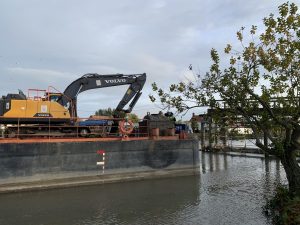 Déconstruction - démantèlement d'un pont à Aire sur la Lys dans le Nord. Les équipes de démolition d'Helfaut Travaux ont du intervenir depuis une barge afin de démanteler l'ensemble de l'édifice.