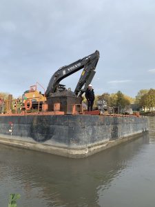 Déconstruction - démantèlement d'un pont à Aire sur la Lys dans le Nord. Les équipes de démolition d'Helfaut Travaux ont du intervenir depuis une barge afin de démanteler l'ensemble de l'édifice.