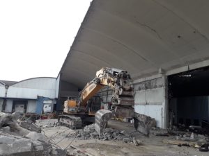 Opérations de curage et démolition d'entrepôts frigorifiques à Vitry-sur-Seine.