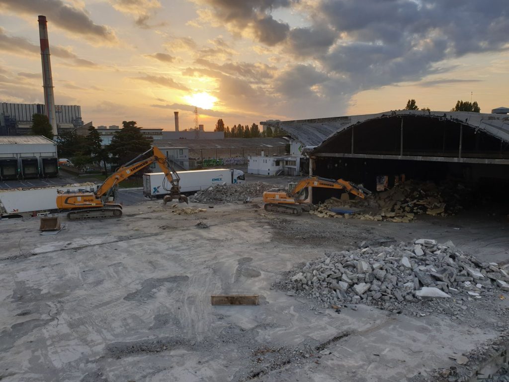 Désamiantage, curage et démolition d'entrepôts frigorifiques à Vitry-sur-Seine.