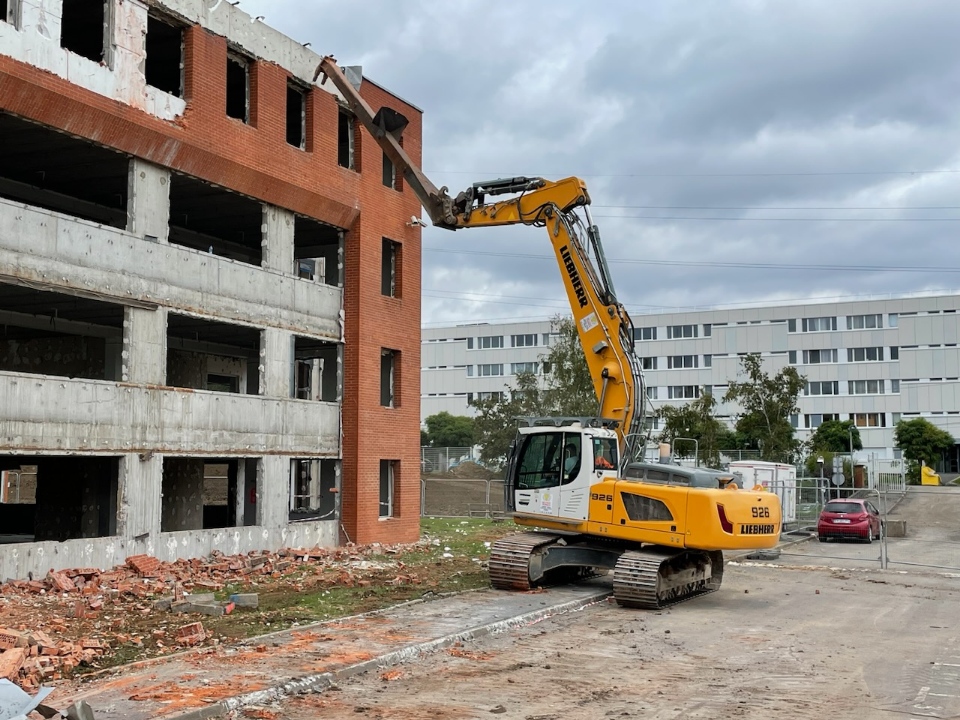 Démolition d'un immeuble de bureaux de plus de 12 000m2 (Curage, désamiantage, démolition et valorisation des déchets de chantiers) à Wasquehal. La démolition laissera place à la construction du projet Imaginarium qui accueillera le siège de l'entreprise Exotec.