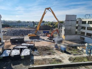 Démolition d'un immeuble de bureaux de plus de 12 000m2 (Curage, désamiantage, démolition et valorisation des déchets de chantiers) à Wasquehal. La démolition laissera place à la construction du projet Imaginarium qui accueillera le siège de l'entreprise Exotec.