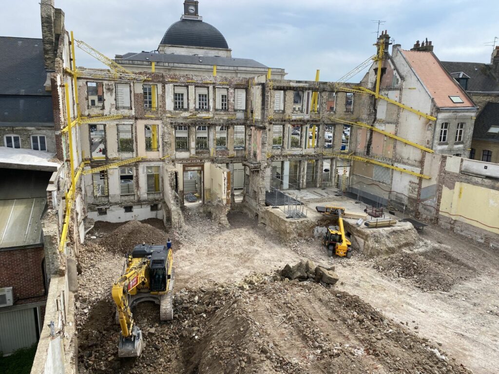 Déconstruction d'un bâtiment privé et maintien de la facade