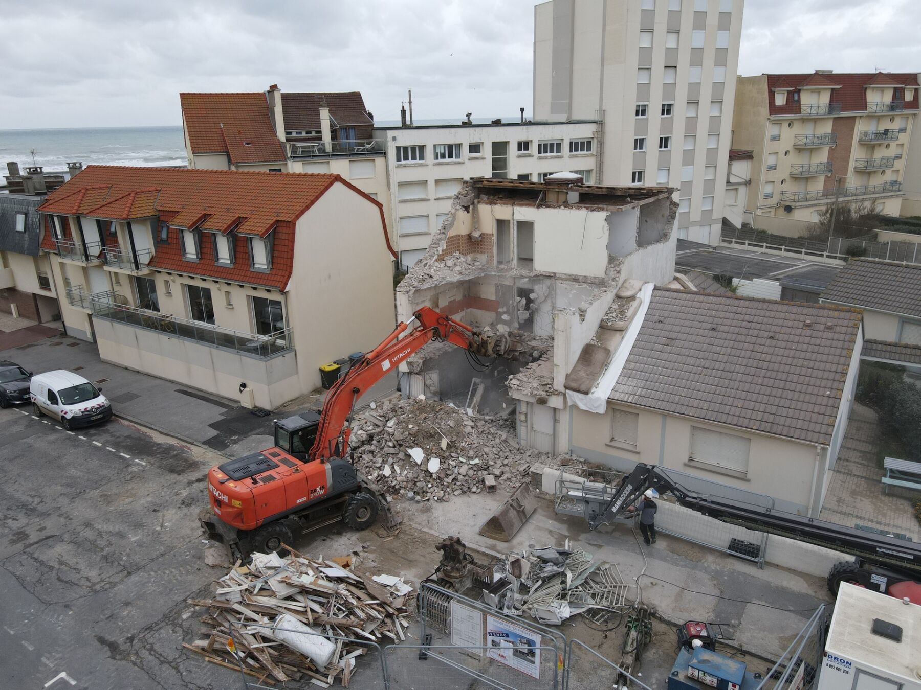 Décontsruction d'un immeuble de 2 étages en zone urbaine. Protection des mitoyennetés - Helfaut Travaux