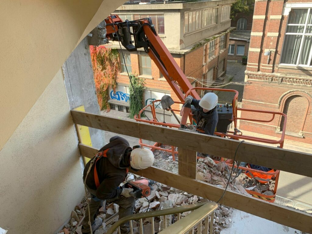 Equipe en cours de curage sur chantier de démolition - Helfaut Travaux