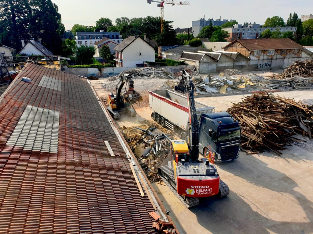 Vue sur concasseur et Grande réserve - Helfaut Travaux